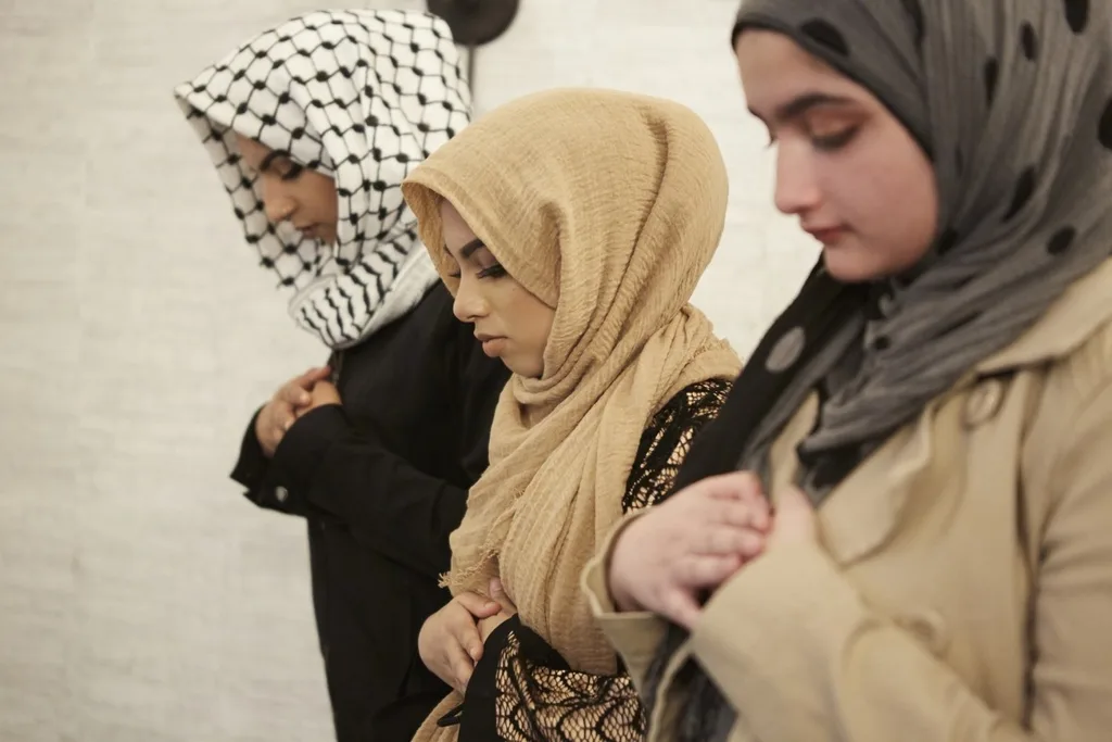 Indian women praying with head scarves