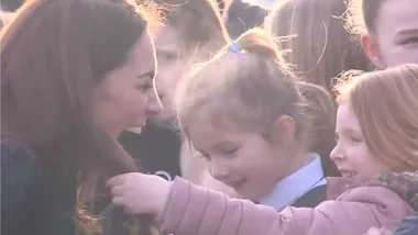 Moment little girl strokes Kate Middleton’s hair