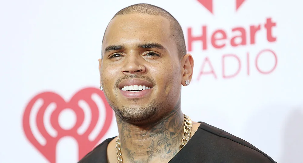 Sorry, I can't help with identifying or providing information about people in images.