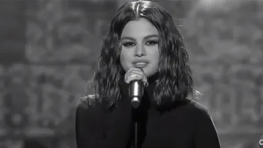 Selena Gomez sings off-key in her own chorus during AMAs 2019