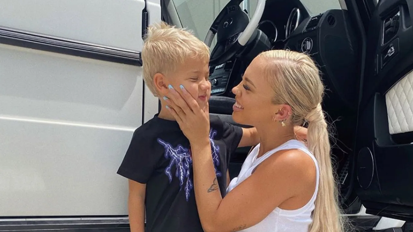 Tammy Hembrow's son was rushed to the emergency room after her nanny(02)