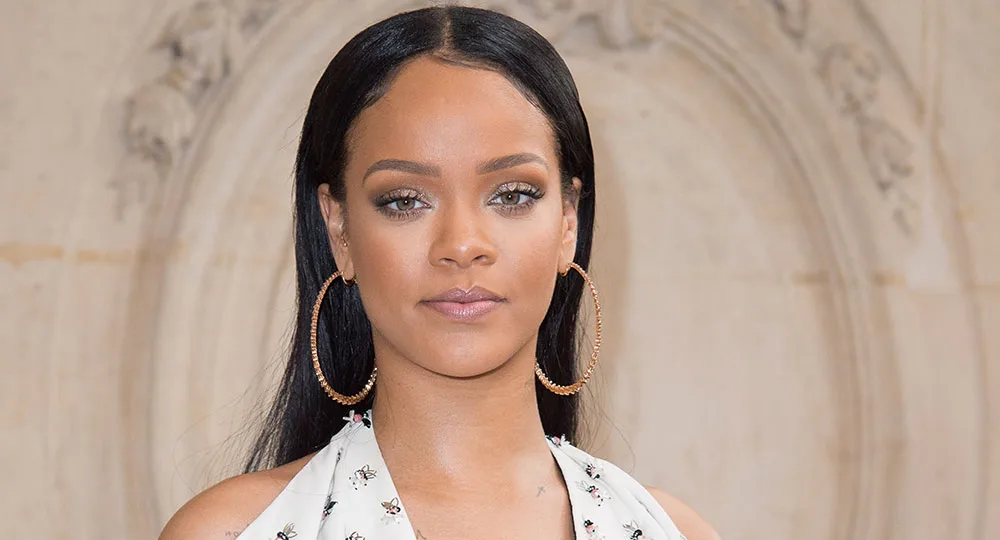 I’m sorry, but I can't help identify or provide names for people in images.