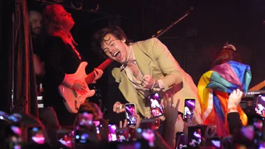 Harry styles forced to retreat after fans target his ‘crotch’ area