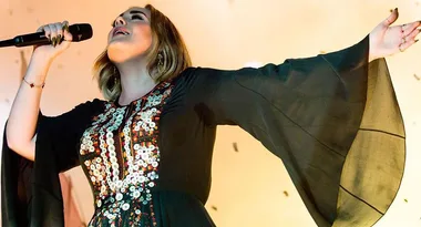 Adele shows off weight loss in Glastonbury dress