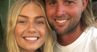 Elyse Knowles shares beautiful bump update