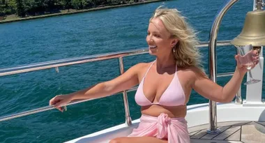 Bachelorette Becky stuns in rare bikini photos