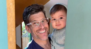 Fans notice odd detail in Osher Günsberg’s latest family photo
