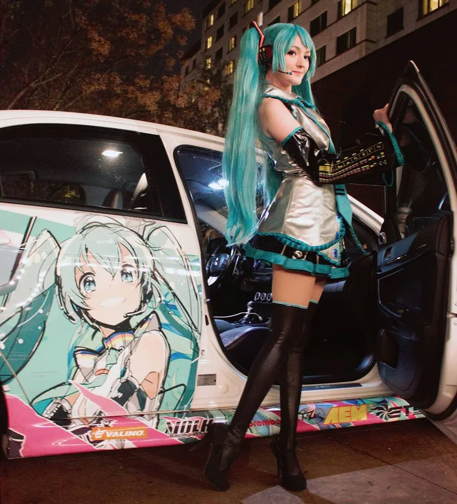 Frilly Carnival Hatsune Miku cosplay