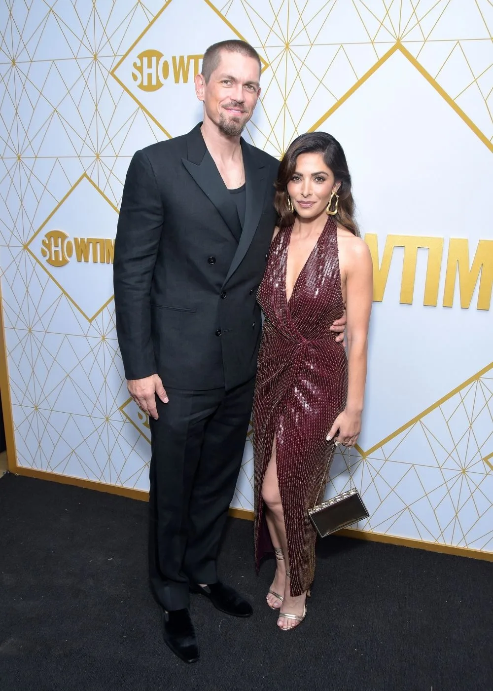 steve-howey-sarah-shahi