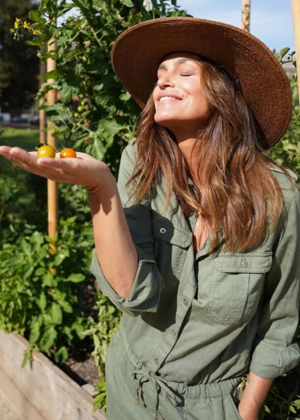 cindy-crawford-holds-tomatoes