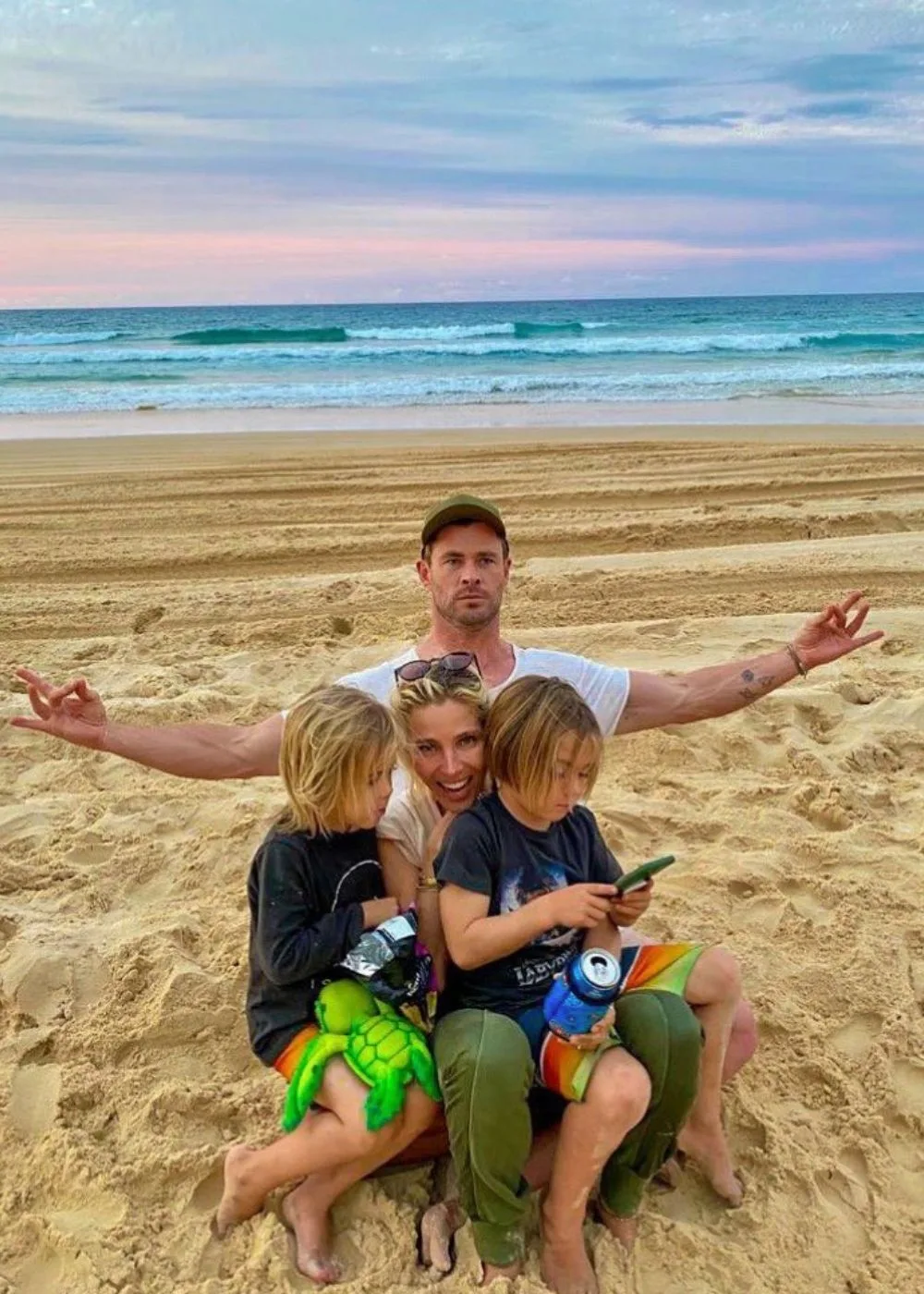 chris-hemsworth-beach-family