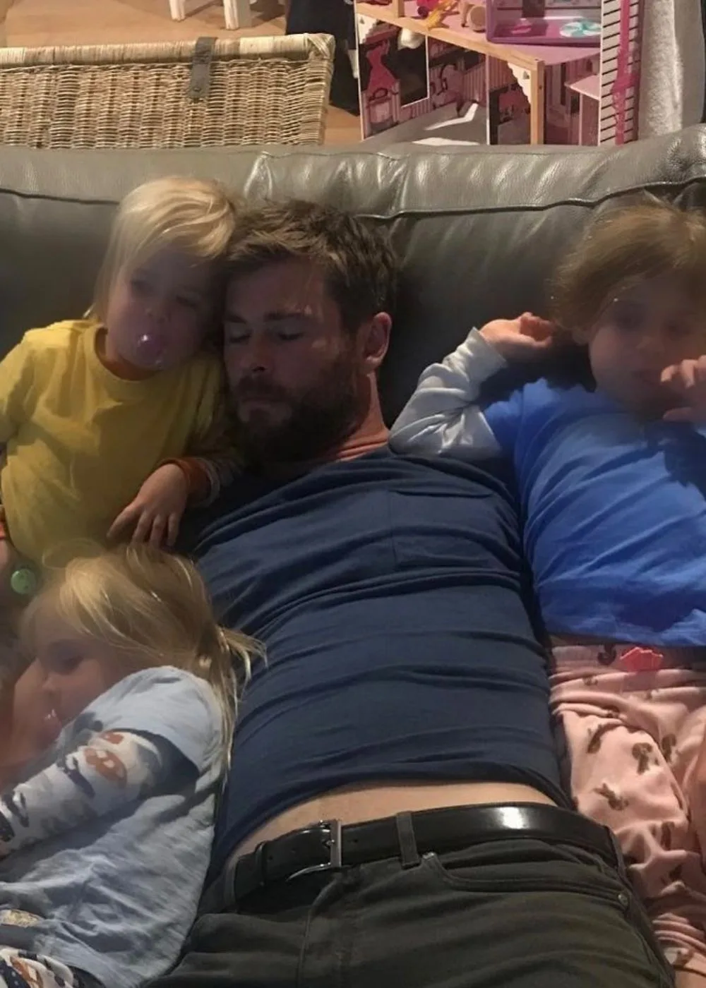 chris-hemsworth-kids-asleep