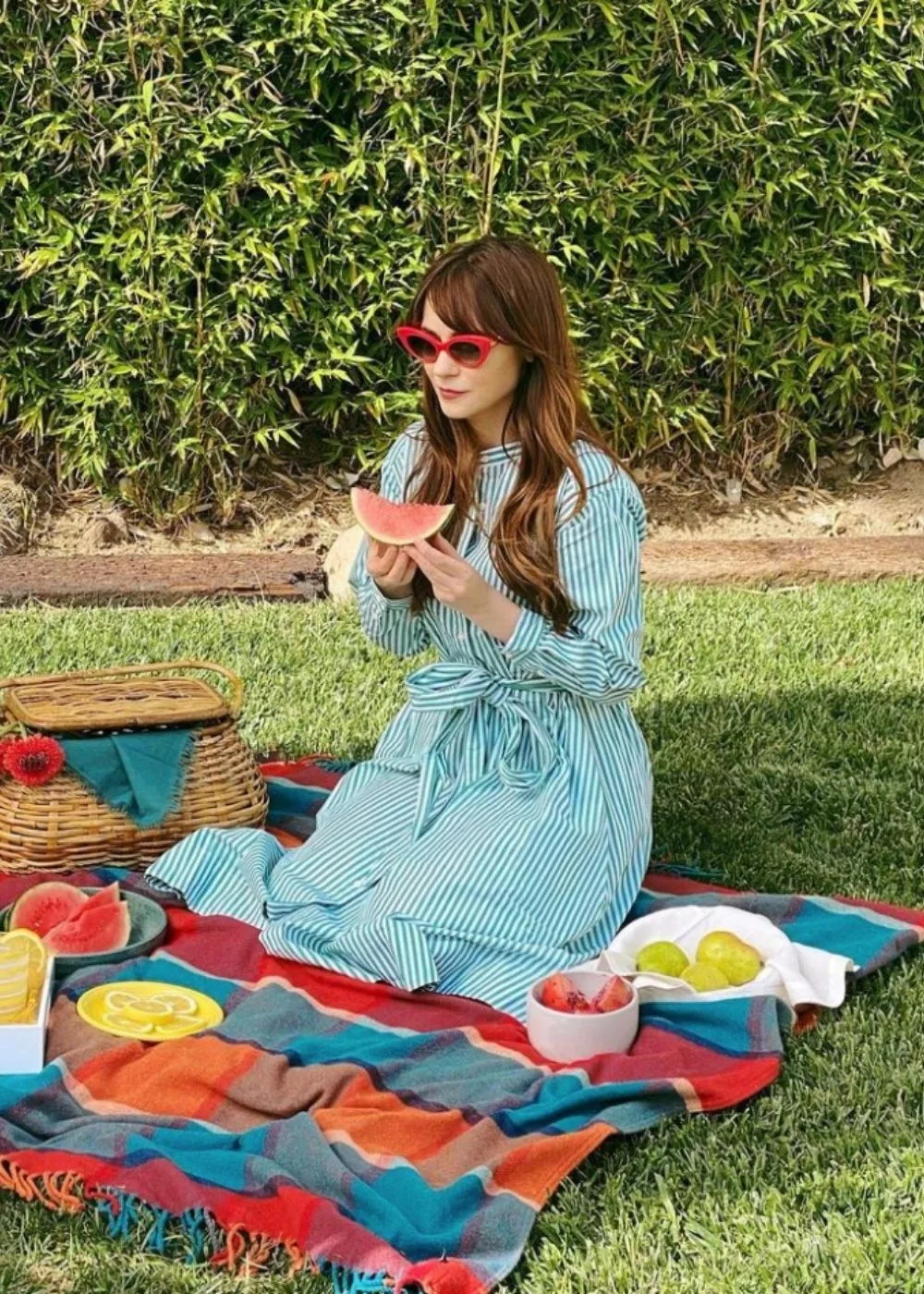 zooey-deschanel-fruit-picnic