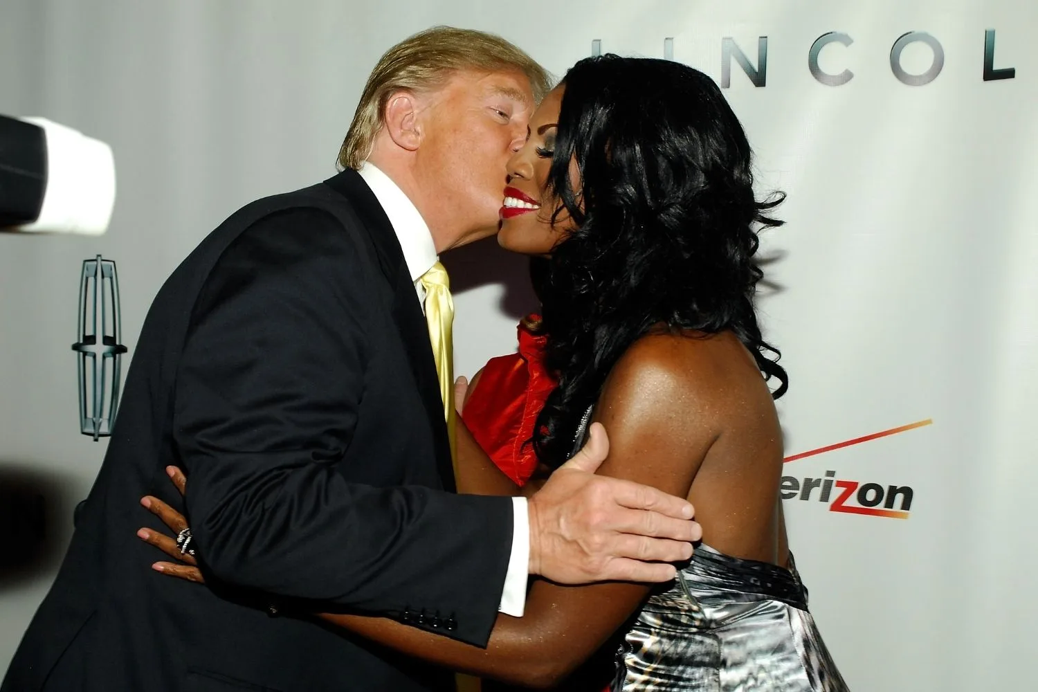 donald-trump-omarosa-cheek-kiss