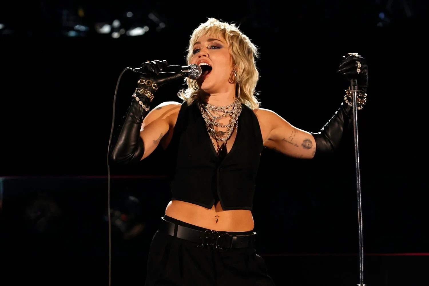 miley-cyrus-performing-singing