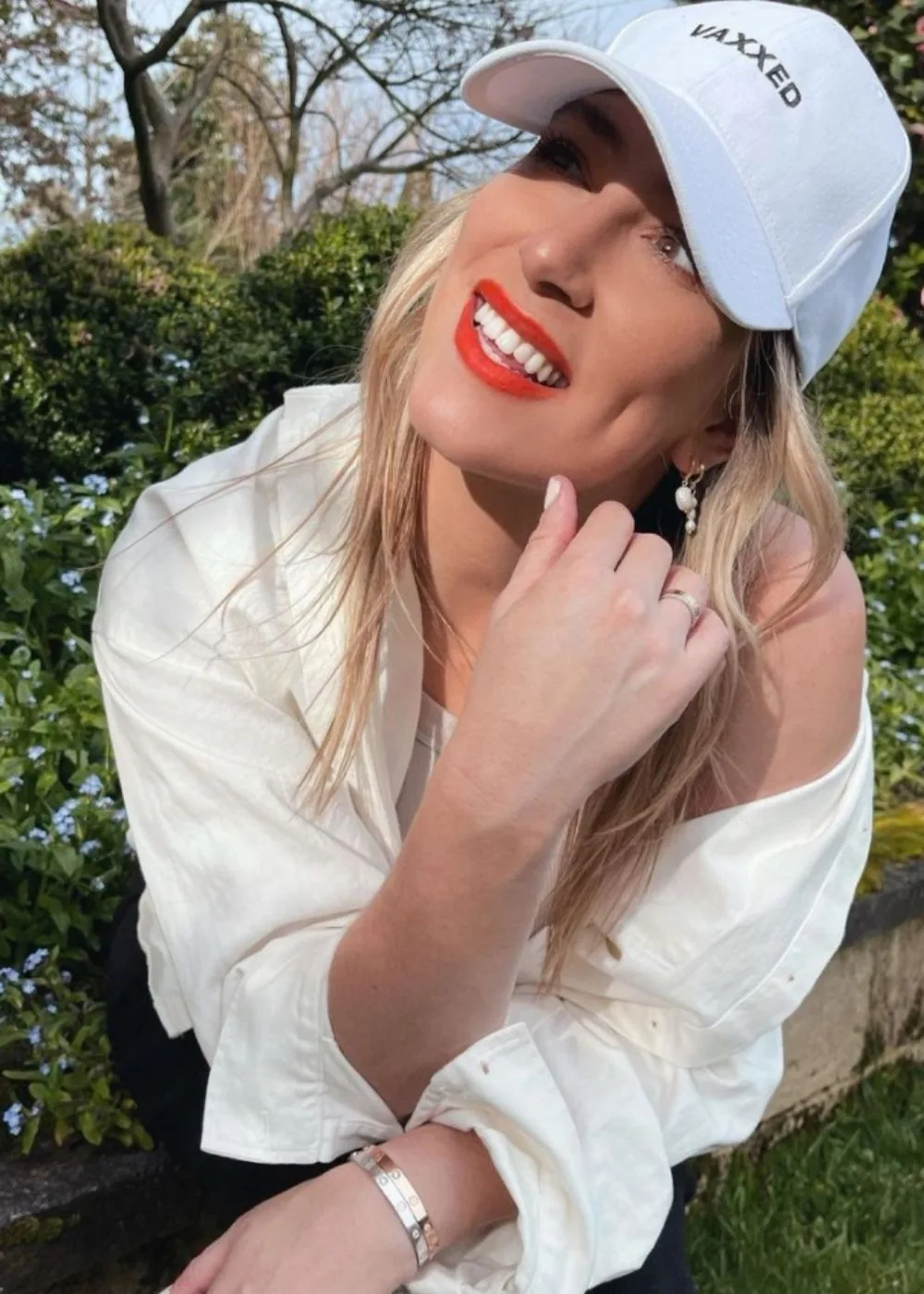 phoebe-burgess-cap-vaxxed
