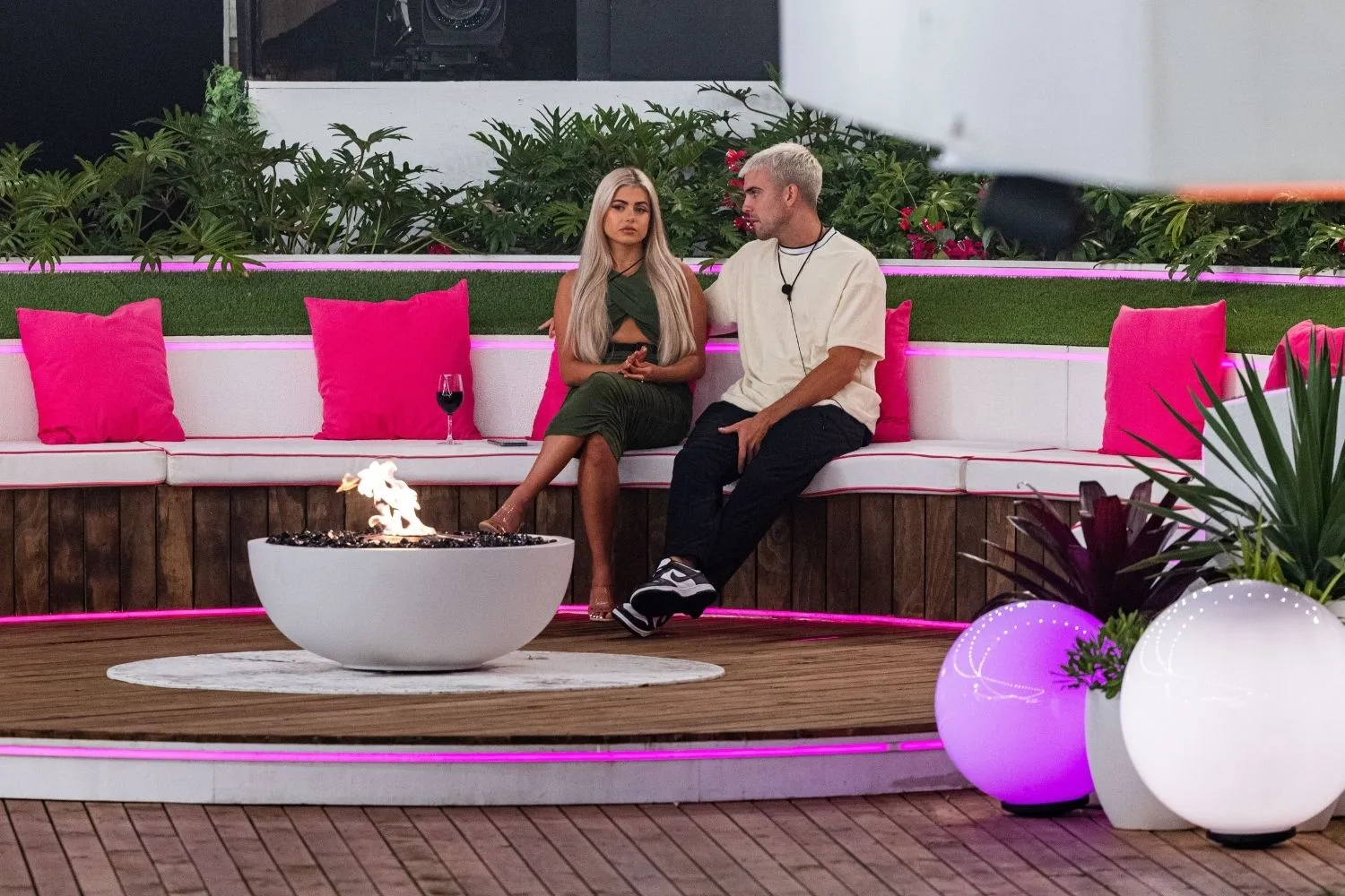 aaron-jess-love-island-fire-pit