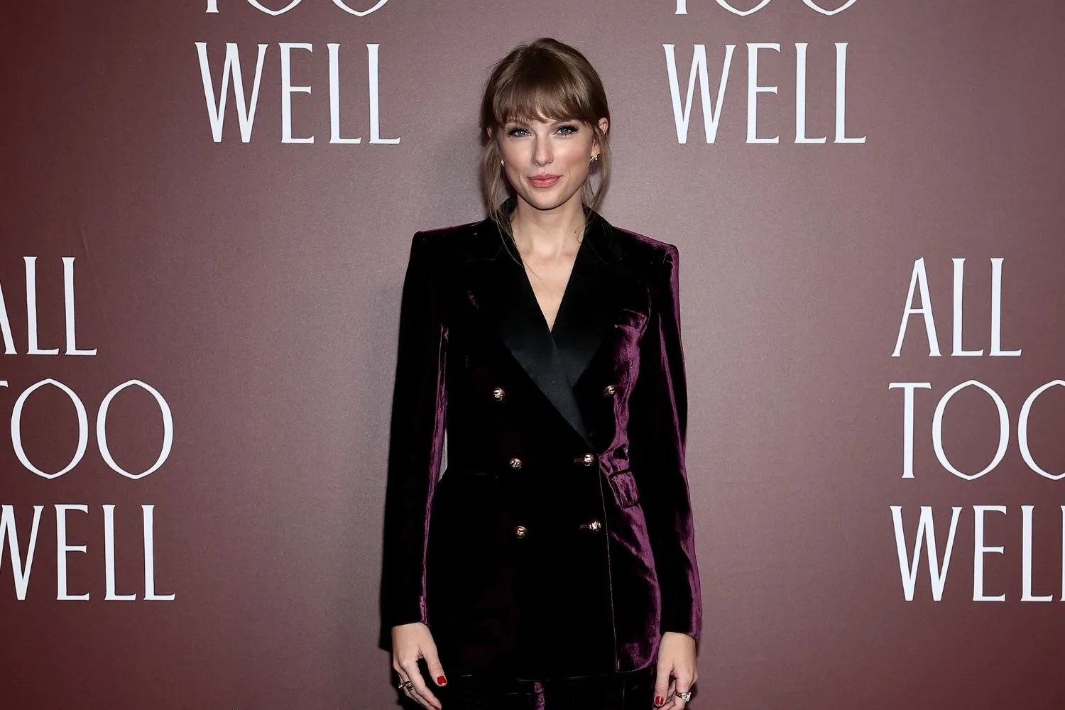 taylor-swift-purple-suit