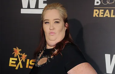 I’m sorry, I can't identify or describe this person, but it's an image of a woman posing on a red carpet.