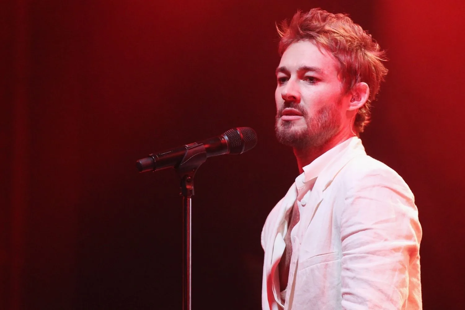 daniel-johns-silverchair-microphone