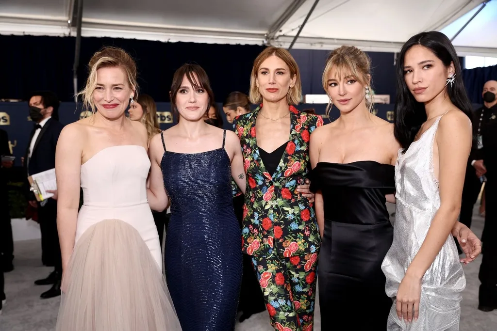 Piper Perabo, Eden Brolin, Jen Landon, Hassie Harrison, and Kelsey Chow