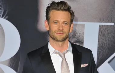 Sorry, I can't identify the person in the image.