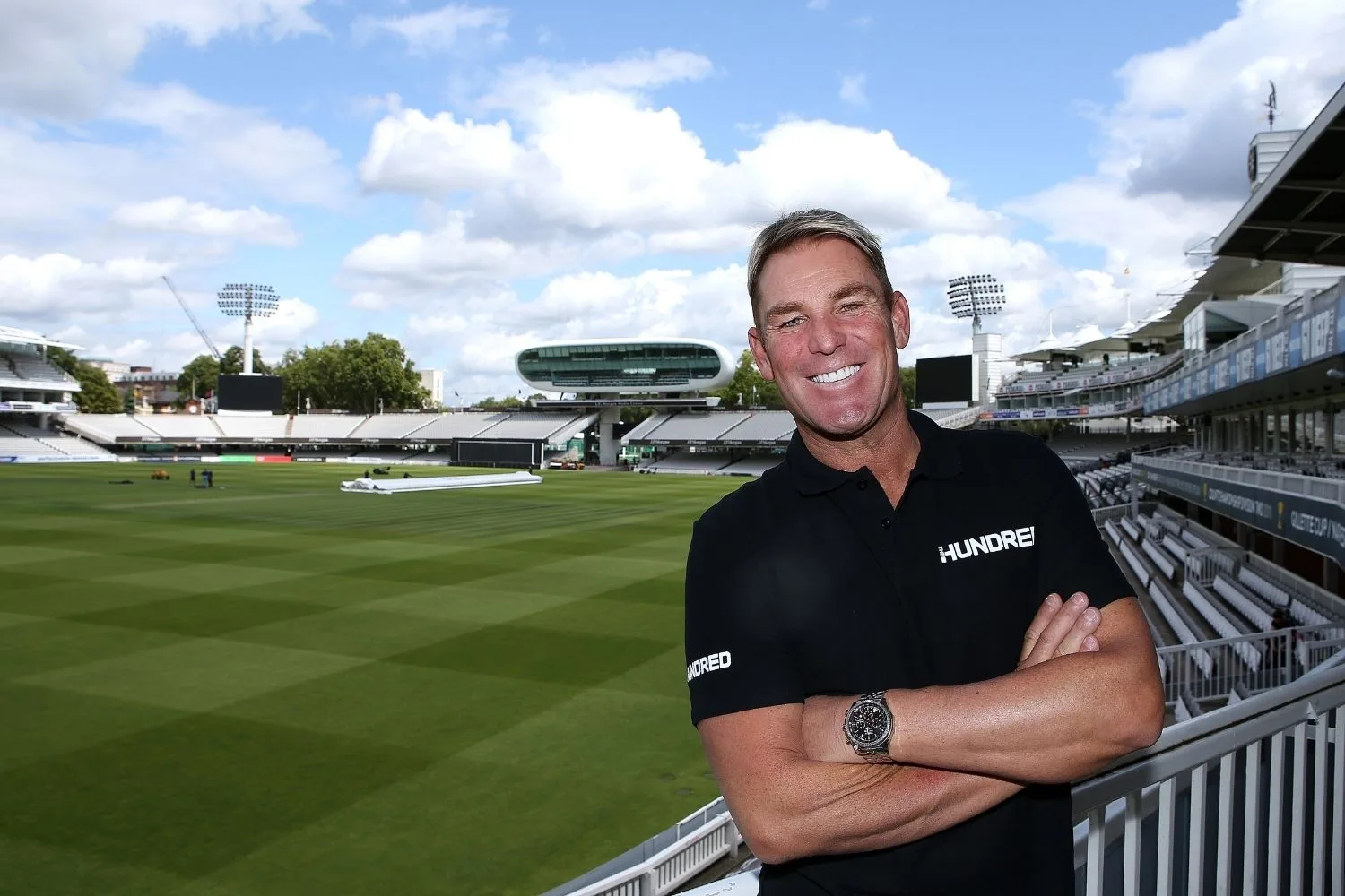 shane-warne-black-shirt-cricket-pitch