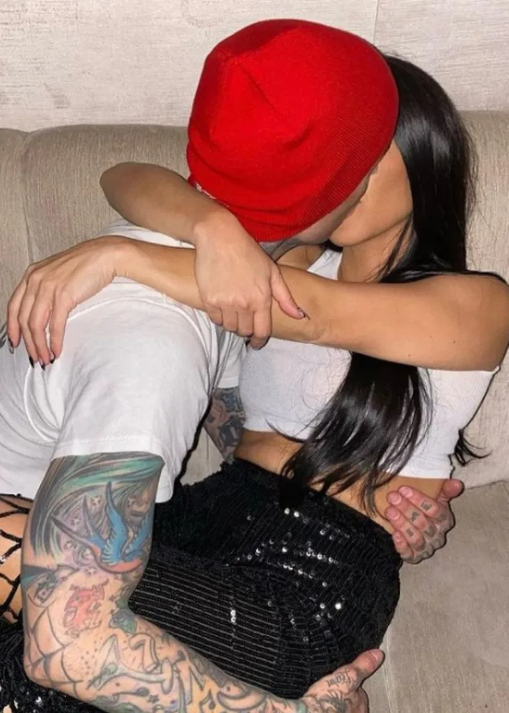 kourtney-kardashian-travis-barker-kiss