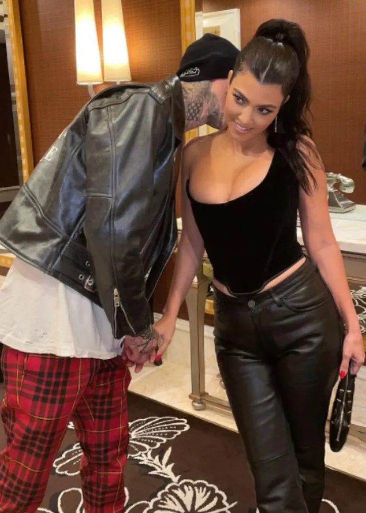 kourtney-kardashian-travis-barker-neck-kiss