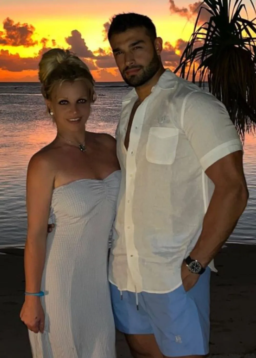 britney-spears-sam-asghari-beach-sunset