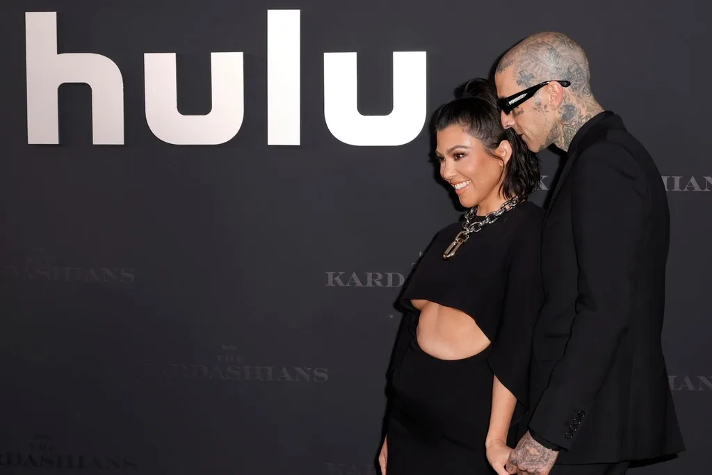kourtney-kardashian-travis-barker-the-kardashians-premiere