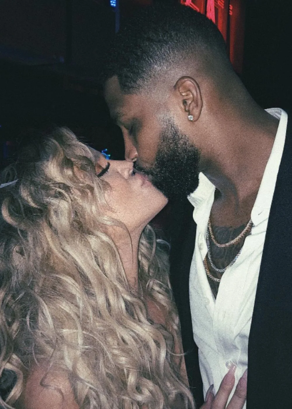 tristan-thompson-khloe-kardashian-kiss