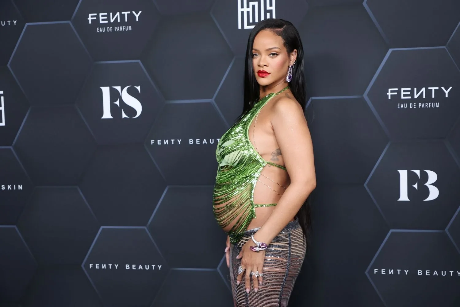 rihanna-pregnant-green-top