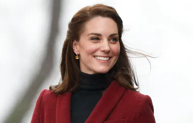 Pregnant Kate Middleton borrows the Queen’s pearl choker