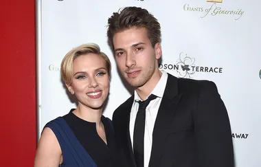 ```html
<img src="https://static0.srcdn.com/wordpress/wp-content/uploads/2019/04/Scarlett-Johansson-and-brother-Hunter.jpg" alt="A woman with short blonde hair and a man in formal attire pose together at an event." />
```
