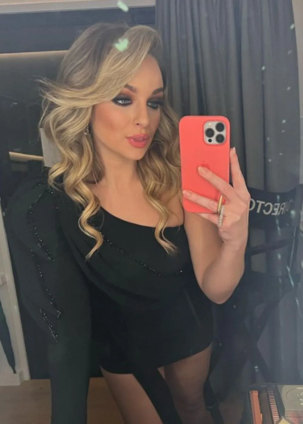 abbie-chatfield-backstage-selfie