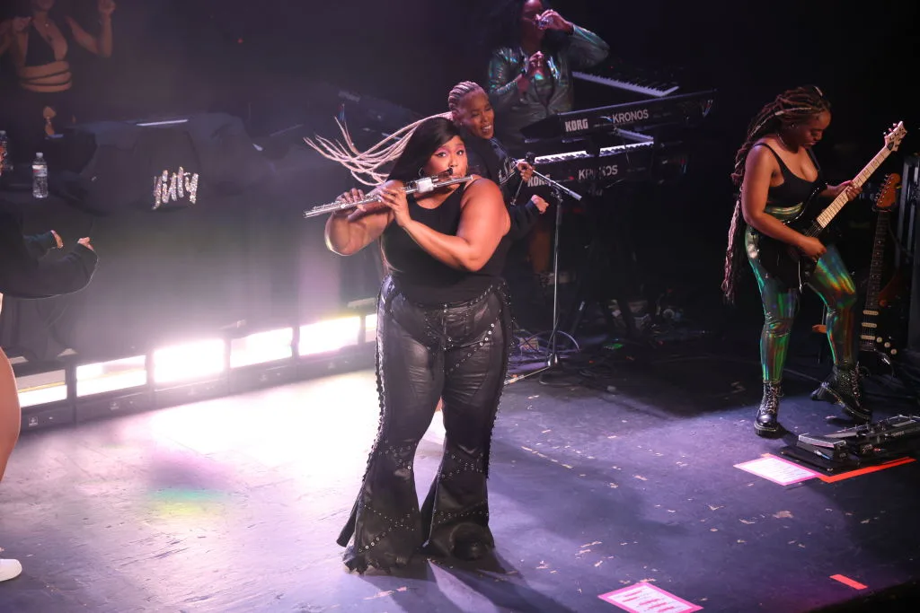 lizzo-playing-flute