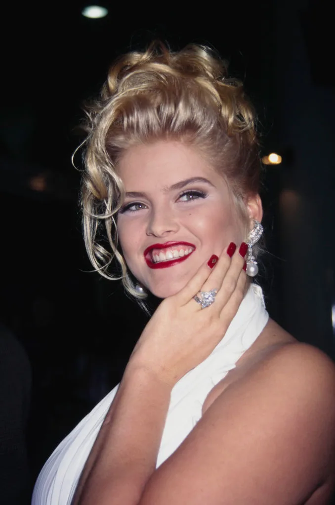 Anna Nicole Smith shows off her wedding ring in 1994.