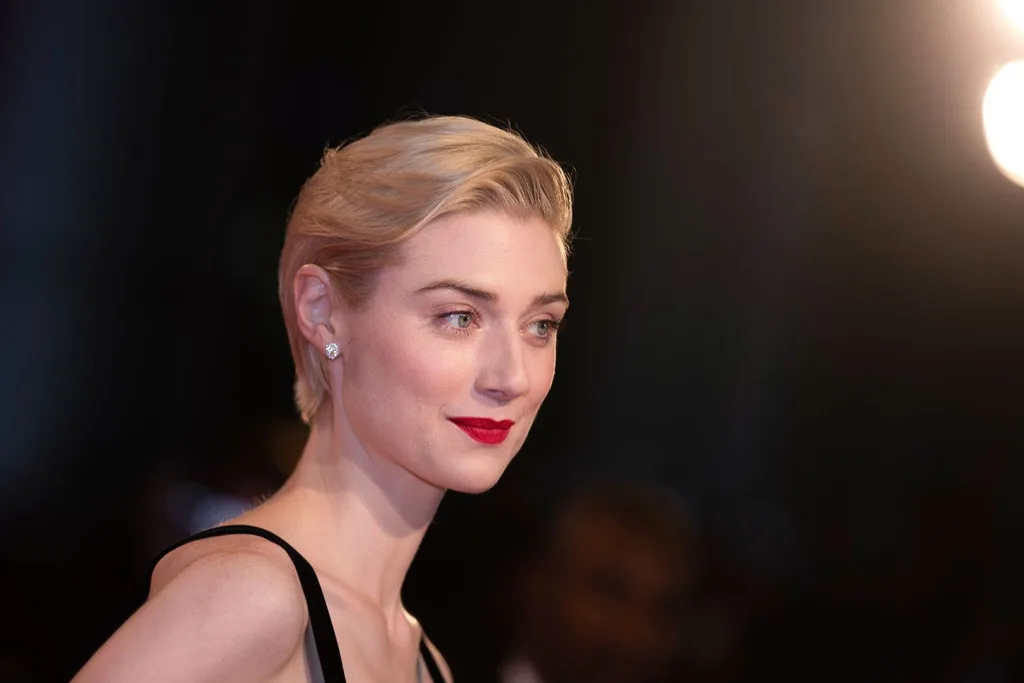 elizabeth-debicki-short-hair-red-lips