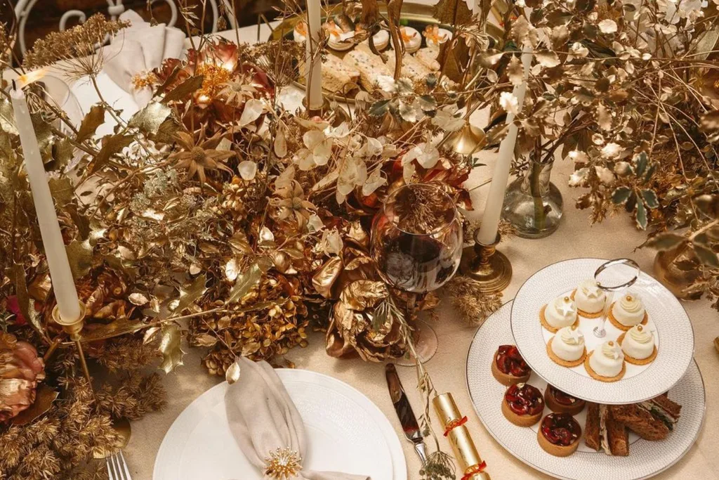 christmas-table-setting-gold