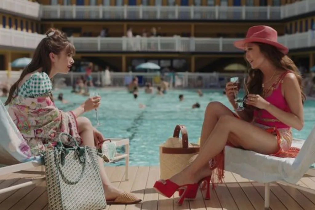 emily-in-paris-emily-mindy-pool
