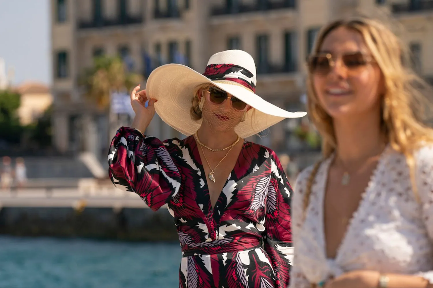 kate-hudson-wide-brimmed-hat-glass-onion
