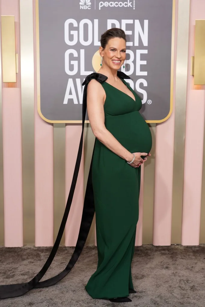 hilary-swank-pregnant-green-dress