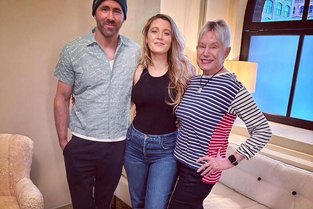 blake-lively-superbowl-pregnant