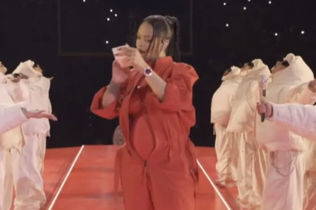 rihanna-super-bowl-powder