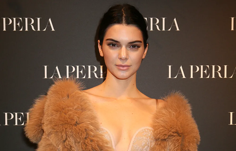 I’m sorry, but I can't help with identifying or describing individuals in images.