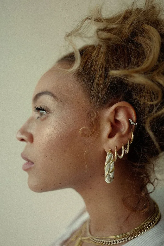 beyonce-ear-piercing