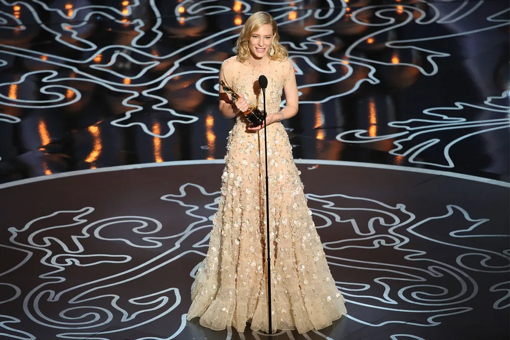 Cate-Blanchett-making-a-speech-at-the-academy-awards-upon-winning-best-actress