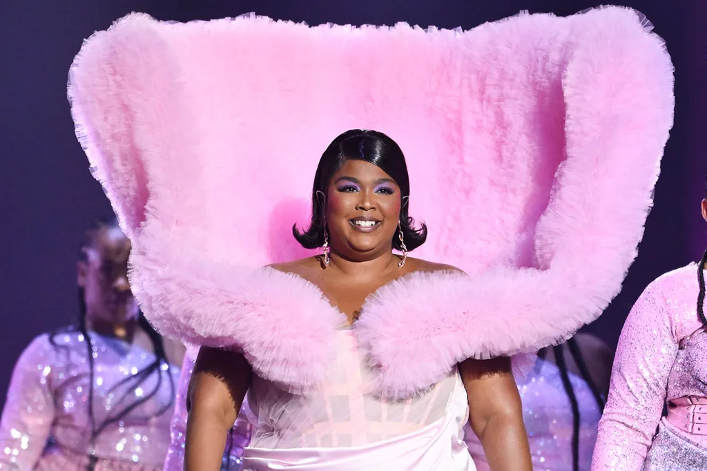 lizzo-in-fluffy-head-dress-collar