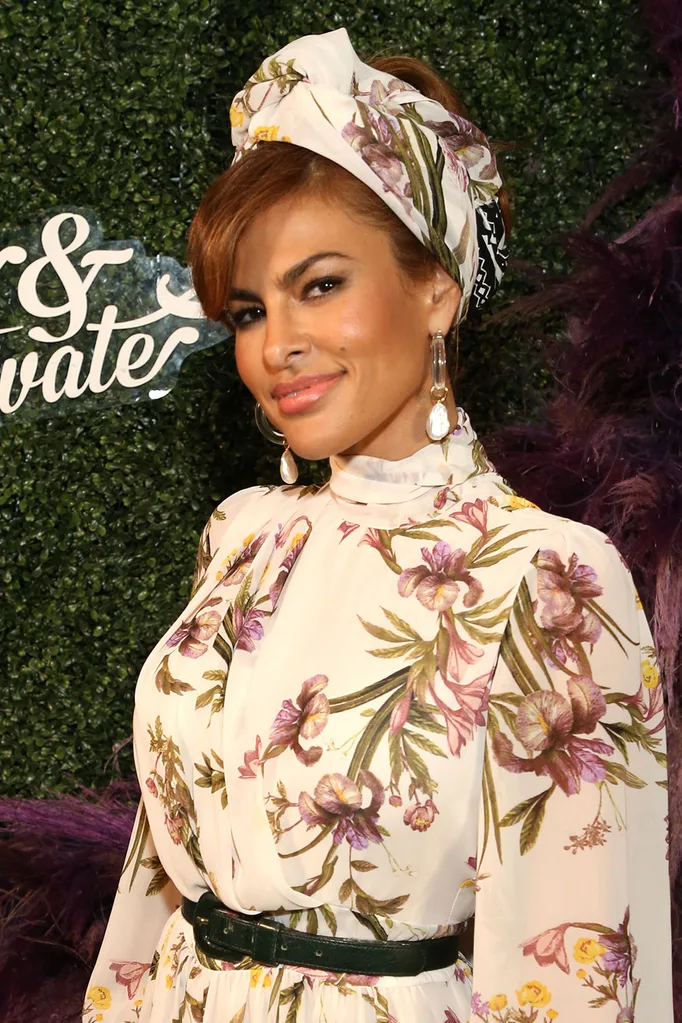 Eva-Mendes-Poses-on-a-red-carpet